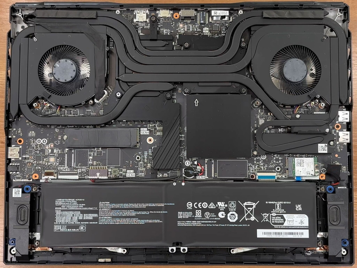 Internal Photo of MSI Vector 18 HX AI A2XW 240Hz LCD screen display panel non-touch (Vector 18 HX AI A2XW)